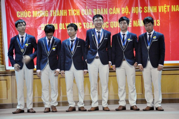 6 thành viên đội tuyển Olympic Toán học deduf giành Huy chương. Ảnh Xuân Trung
