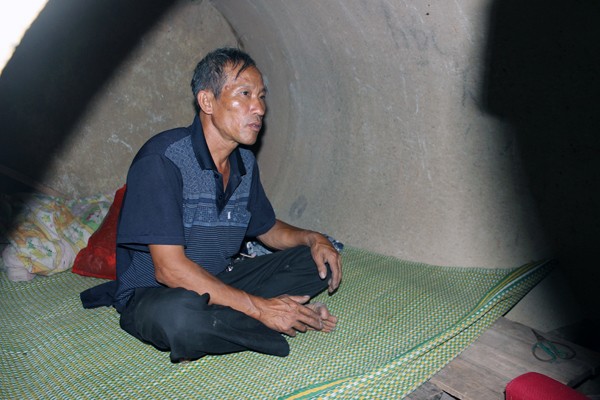 Hàng ngày chú Nguyễn Hữu Định vẫn phải duy trì cuộc sống bên chiếc cống nhỏ, dù là ngày mưa hay ngày nắng, Ảnh Xuân Trung