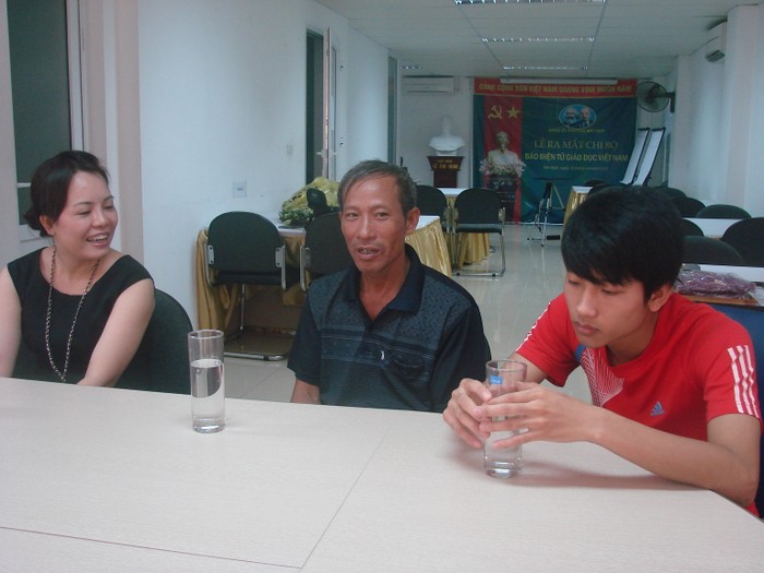 Chú Nguyễn Hữu Định rất bất ngờ trước phần học bổng toàn phần từ Hệ thống đào tạo CNTT quốc tế Bachkhoa-Aptech.