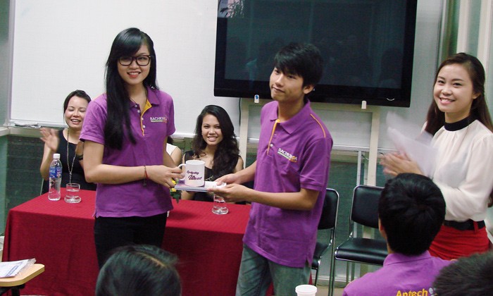 Đại diện Hội sinh viên trường đào tạo CNTT quốc tế Bachkhoa-Aptech trao tặng phần quà cho Nguyễn Hữu Tiền.