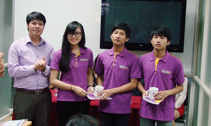 Hai anh em Nguyễn Hữu Tiến và Nguyễn Hữu Tiền nhận quà kỷ niệm từ Hệ thống đào tạo CNTT quốc tế Bachkhoa-Aptech.