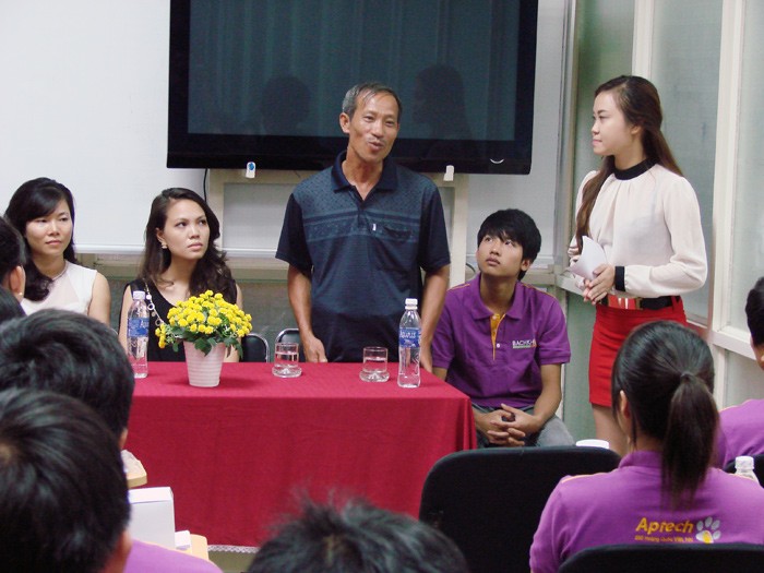 Cũng trong buổi gặp mặt, gia đình thủ khoa Nguyễn Hữu Tiến đã có buổi thăm nơi học sắp tới của em Nguyễn Hữu Tiền, đó là Hệ thống đào tạo CNTT quốc tế Bachkhoa-Aptech.