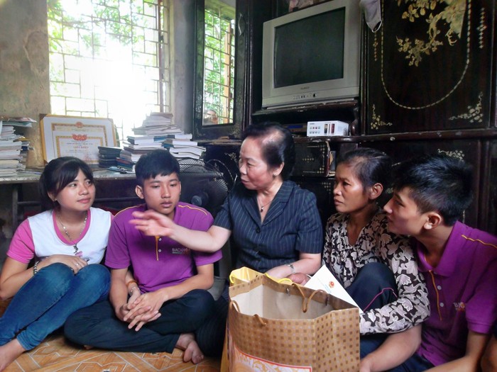 Phó Chủ tịch nước Nguyễn Thị Doan đã động viên gia đình, trực tiếp là cô Hoàng Thị Thanh và chồng là chú Nguyễn Hữu Định cố gắng vượt khó khăn để nuôi dạy các con thành người.