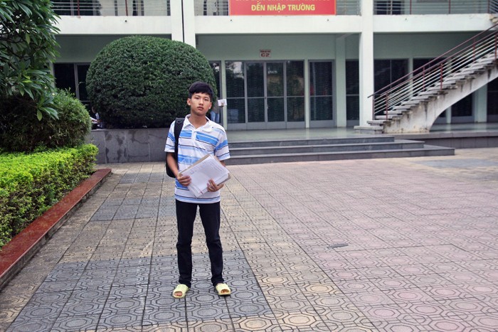 Một mình cầm hồ sơ vào trong hội trường nhập học, Nguyễn Hữu Tiền tỏ ra khá bỡ ngỡ trước sự rộng lớn của ngôi trường.