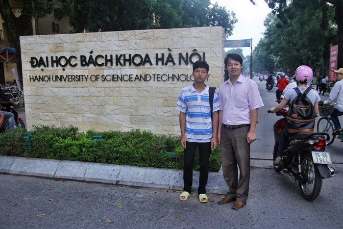 Trước cổng trường Đại học Bách khoa Nguyễn Hữu Tiền tỏ ra bỡ ngỡ.