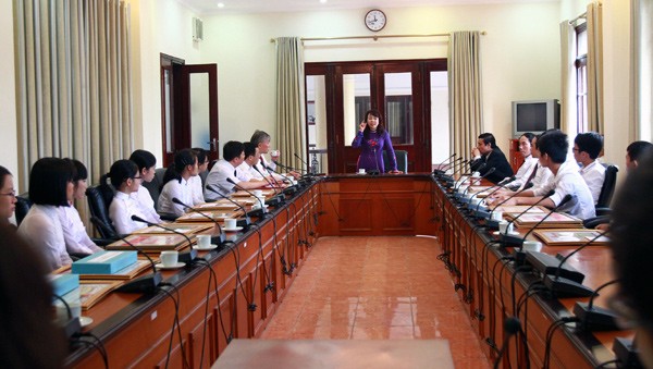 Bộ trưởng Nguyễn Thị Kim Tiến dặn các thủ khoa không nên bằng lòng với kết quả trước mắt mình có. Ảnh Xuân Trung