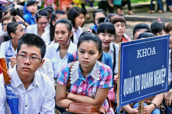 Những tân sinh viên trường ĐH Thương mại trong ngày khai giảng. Ảnh Xuân Trung