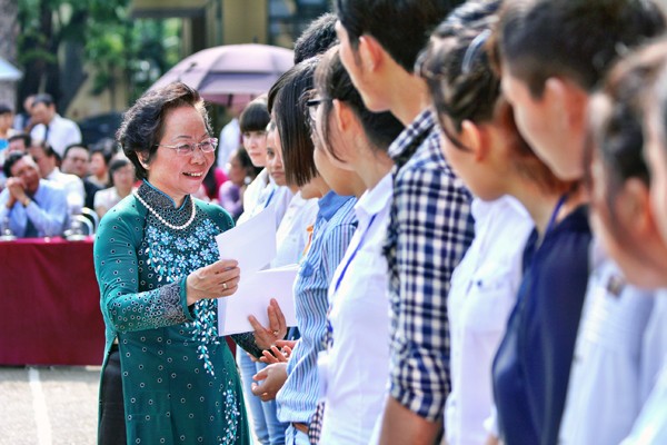 Phó Chủ tịch nước Nguyễn Thị Doan tặng quà cho sinh viên nghèo vượt khó. Ảnh Xuân Trung