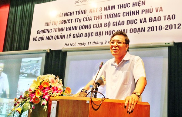 Bộ trưởng Phạm Vũ Luận giải đáp nhiều thắc mắc từ các trường ĐH, CĐ. Ảnh Xuân Trung