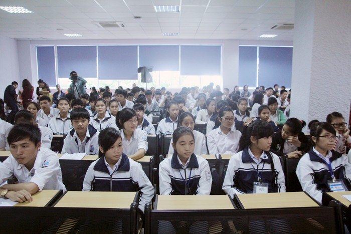 Sáng nay tại Trường THPT FPT, hàng trăm học sinh tham gia thi Toán trên Internet bằng tiếng Anh. Ảnh Xuân Trung
