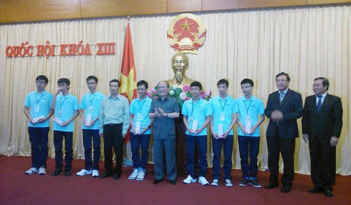 Chủ tịch Quốc hội Nguyễn Sinh Hùng tặng quà cho 7 cá nhân đạt thành tích cao trong học tập.
