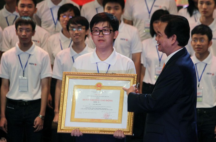 Thay mặt Đảng và Nhà nước, Thủ tướng trao Huân chương lao động hạng ba cho em Ngô Phi Long. Ảnh Xuân Trung