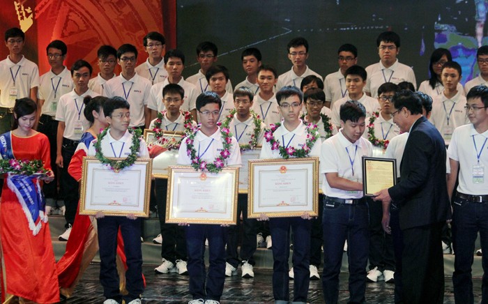 Bộ trưởng Bộ GD&ĐT Phạm Vũ Luận trao bằng khen cho đội tuyển Toán học đạt thành tích cao trong kỳ thi Olympic vừa qua. Ảnh Xuân Trung