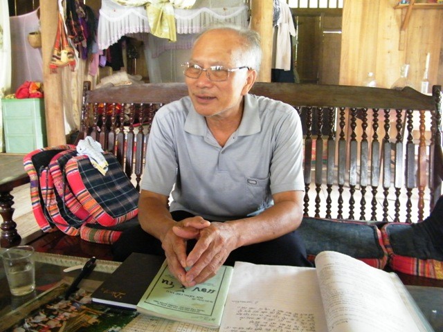 Ông Lường Văn Lo nói về chữ, văn hóa Thái với niềm say mê và nhiệt huyết của người con dân tộc Thái.