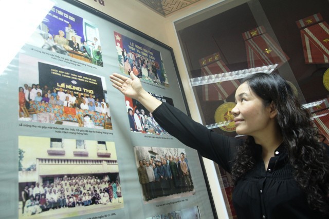Hiệu trưởng Phan Thị Thắng tự hào giới thiệu về bề dày truyền thống của nhà trường.