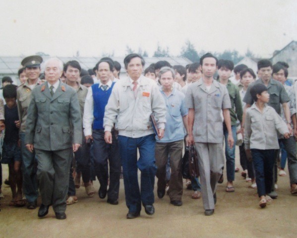 Bức ảnh kỷ niệm của thầy Trần Trung Hiếu khi đón Đại tướng Võ Nguyên Giáp về thăm Trường Đại học Sư phạm Vinh.