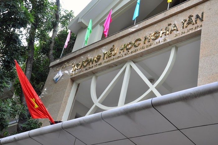 Cờ rủ được treo trước cổng trường Tiểu học Nghĩa Tân.