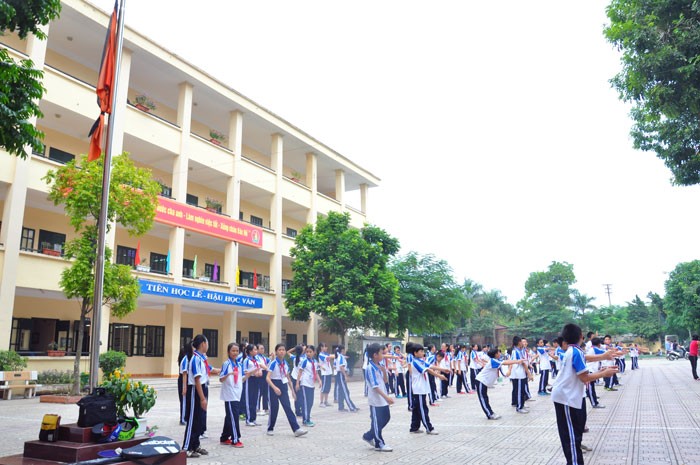 Tại trường THCS Dịch Vọng, cờ rủ được treo trước đó khi chưa nhận được thông báo.