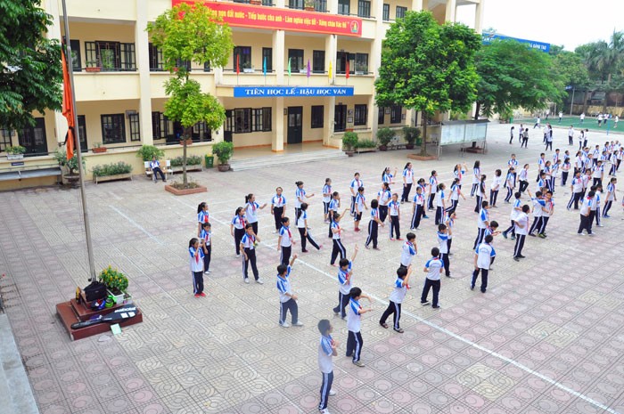 Nhiều trường học ở Hà Nội bắt đầu treo cờ Quốc tang Đại tướng Võ Nguyên Giáp. Ảnh Xuân Trung