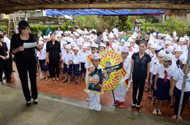 Trưa 11/10, dù thời tiết tại Lệ Thủy (Quảng Bình) đang đổ cơn mưa to, nhưng học sinh trường tiểu học Hải Đình vẫn đến viếng Đại tướng Võ Nguyên Giáp ở quê nhà.