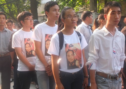Đoàn học sinh Hà Đông mặc áo phông có in ảnh Đại tướng.