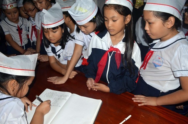 Sau khi làm lễ tưởng niệm, các học sinh viết lưu bút vào sổ tang Đại tướng Võ Nguyên Giáp.