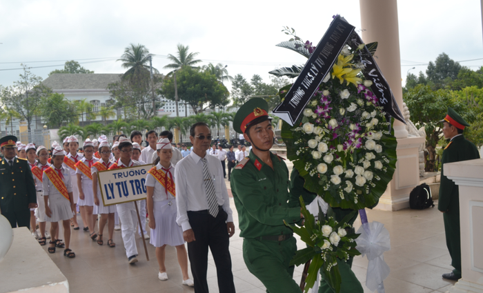 Các em học sinh Trường Tiểu học Trần Quốc Toản, TP Tam Kỳ vào viếng Đại tướng
