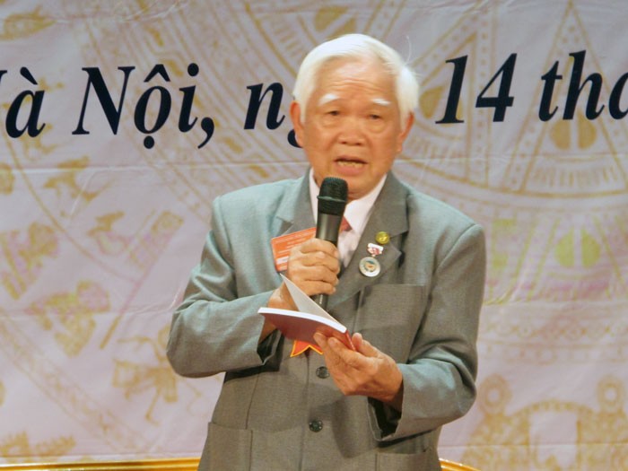 Nhà giáo Nguyễn Xuân Đàm nói về những kỷ niệm dạy học trong kháng chiến của mình. Ảnh Xuân Trung