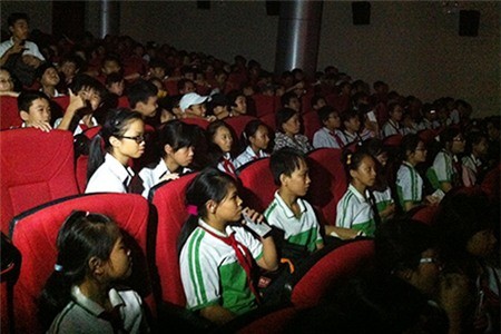Học sinh lớp 7 trường THCS Cao Xanh (TP. Hạ Long) được đưa đi xem phim "Scandal - Bí mật thảm đỏ".