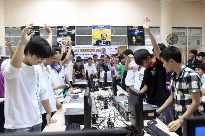 Các thí sinh tham gia Hội thi kĩ thuật lắp ráp máy tính tại Hệ thống Bách khoa Aptech Hà Nội.