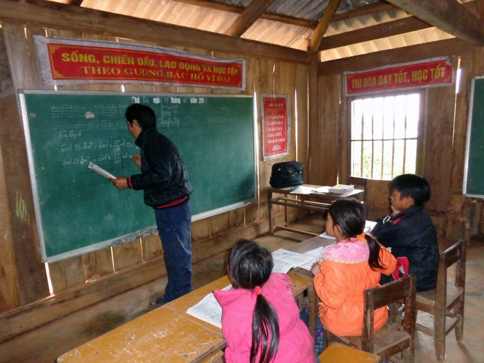 Mỗi lớp ở điểm trường Buốc Pát chỉ có 3-5 học sinh, nên các thầy cô phải dạy ghép, thầy Thành đang giảng bài cho học sinh lớp 3, khí đó lớp 4 lại đang ngồi chờ.