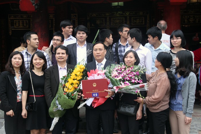Thầy và trò chung vui với các tân giáo sư năm 2013. Ảnh Xuân Trung