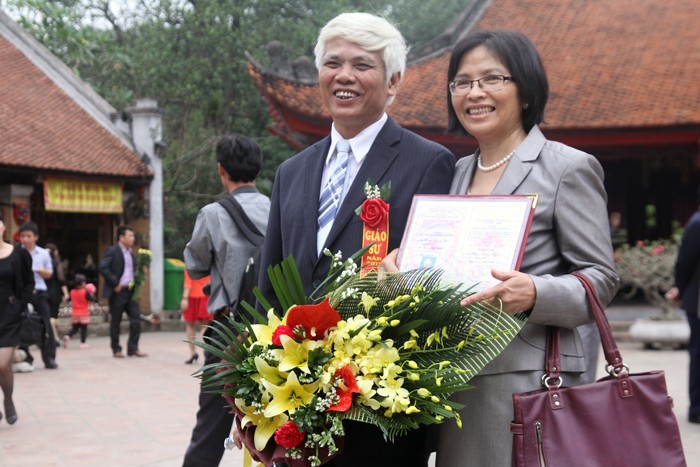 Tân giáo sư Phạm Hoàng Hải (Viện Địa lí) trong niềm vui ngày nhận giấy chứng nhận chức danh giáo sư năm 2013. Ảnh Xuân Trung