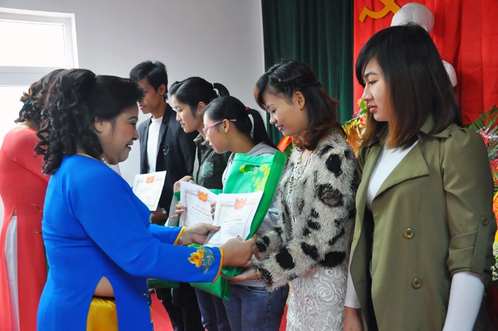 Nhà giáo Trần Kim Phương tặng bằng khen nhà trường cho sinh viên học giỏi.