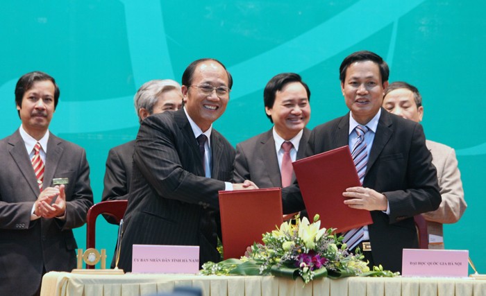 Lãnh đạo ĐHQGHN (bên phải) ký cam kết chuyển giao khoa học kĩ thuật cho tỉnh Hà Nam. Ảnh Xuân Trung