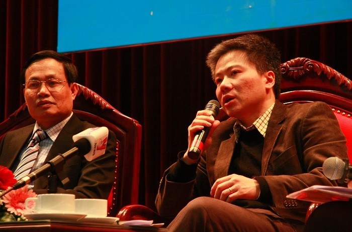 GS. Ngô Bảo Châu chia sẻ nghiên cứu khoa học với các nhà khoa học trẻ tại ĐHQGHN chiều ngày 16/12. Ảnh Xuân Trung