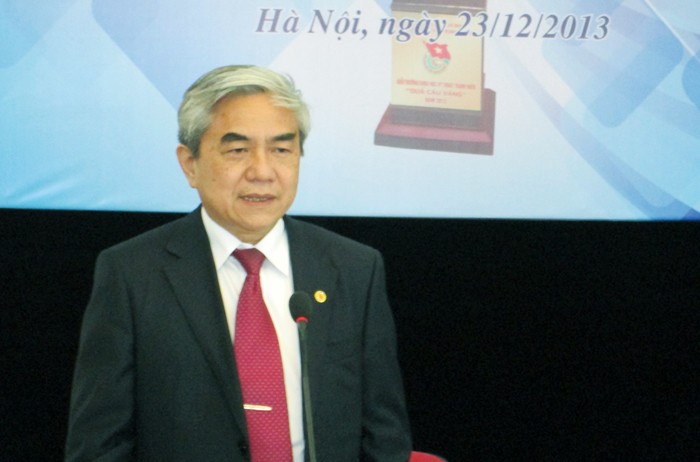 Bộ trưởng Bộ KHCN Nguyễn Quân trao đổi với các nhà khoa học trẻ. Ảnh Xuân Trung
