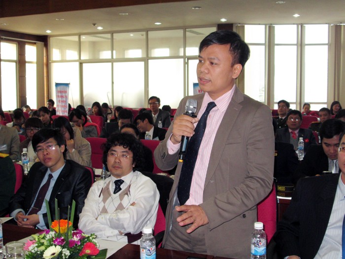 Các nhà khoa học trẻ trao đổi thẳng thắn với Bộ trưởng Quân về công việc nghiên cứu khoa học của Việt Nam sắp tới. Ảnh Xuân Trung