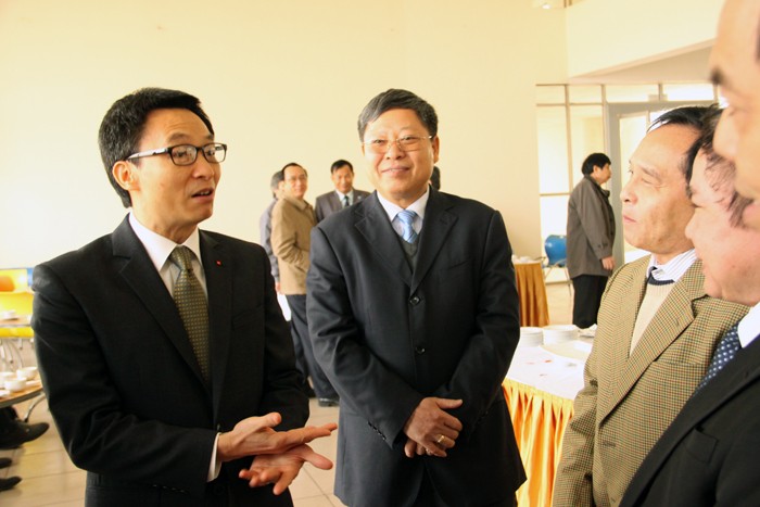 Phó Thủ tướng trao đổi với các đại biểu về kế hoạch tuyển sinh. Ảnh Xuân Trung