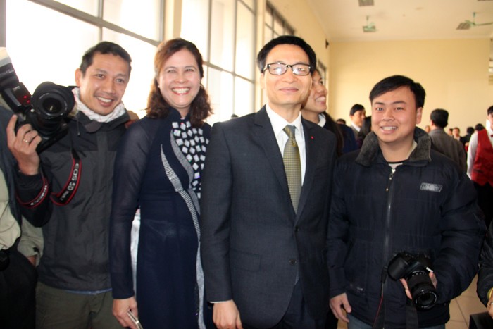 Phó Thủ tướng chụp hinh chung cùng các phóng viên nhiều báo. Ảnh Xuân Trung