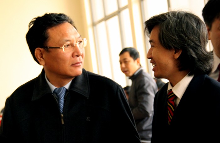 Bộ trưởng Phạm Vũ Luận trao đổi với ông Lê Lâm, Hiệu trưởng Trường Cao đẳng Kinh tế - Kỹ thuật Sài Gòn. Ảnh Xuân Trung