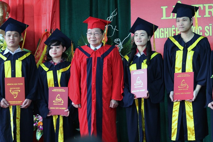 PGS. TS. Phan Túy (giữa) trao bằng tốt nghiệp cho các sinh viên Cao đẳng khóa 1. Ảnh Xuân Trung