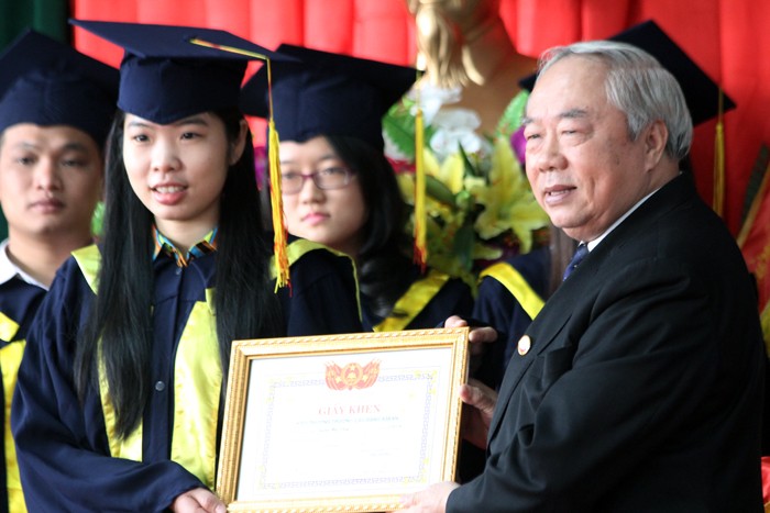 Ông Vũ Mão - Nguyên Chủ nhiệm Ủy ban Đối ngoại Quốc hội trao quà cho sinh viên giỏi. Ảnh Xuân Trung