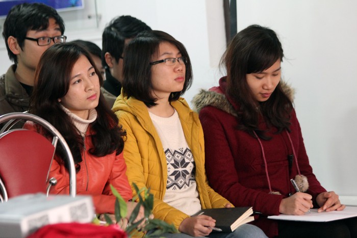 Nhiều sinh viên ngành kinh tế, quản trị kinh doanh của các trường đại học Hà Nội chăm chú lắng nghe, ghi chép. Ảnh Xuân Trung
