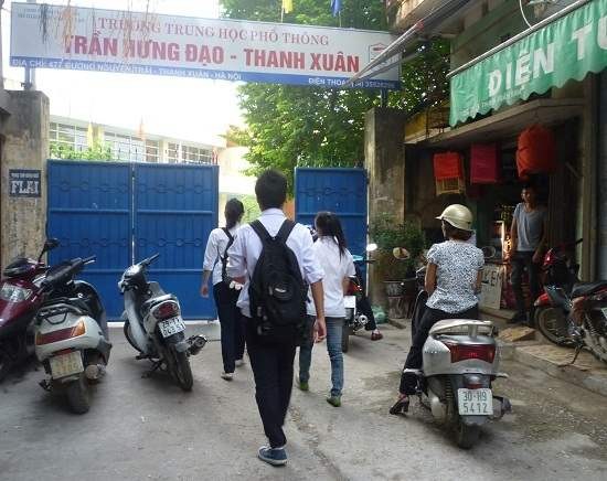 Trường THPT Trần Hưng Đạo buộc thôi học một học sinh vì không có hộ khẩu thường trú tại Hà Nội.