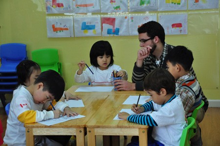Nghiêm cấm tổ chức dạy thêm ngoại ngữ cho trẻ. Ảnh minh họa