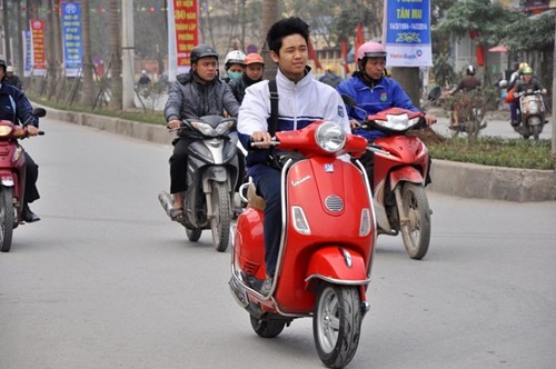 Tình trạng học sinh vi phạm an toàn giao thông, không đội mũ bảo hiểm khi điều khiển xe mô tô, xe gắn máy ngày càng nhiều. Ảnh Trần Kháng chụp tại Hà Nội.