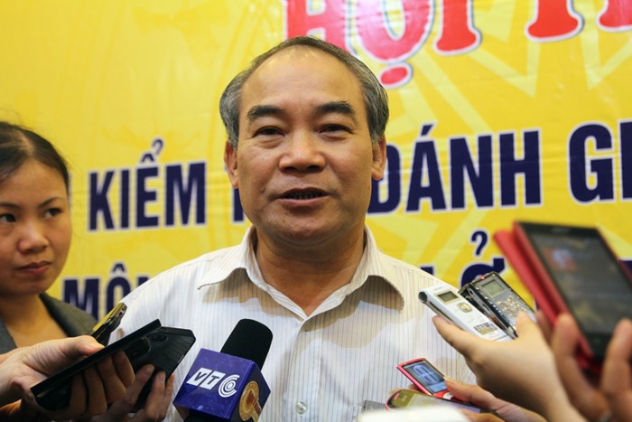 Thứ trưởng Nguyễn Vinh Hiển trả lời báo chí. Ảnh Xuân Trung