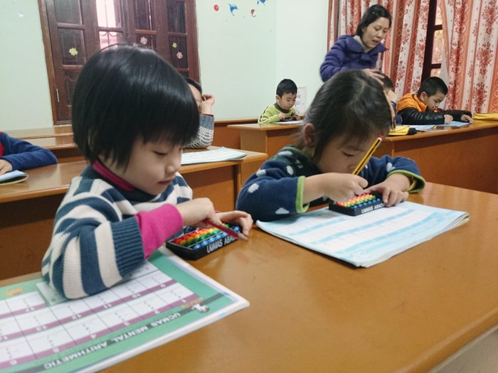 Trẻ đang học cách tính bàn tính số học UCMAS tại Trung tâm năng khiếu Tuệ Minh. Ảnh Xuân Trung