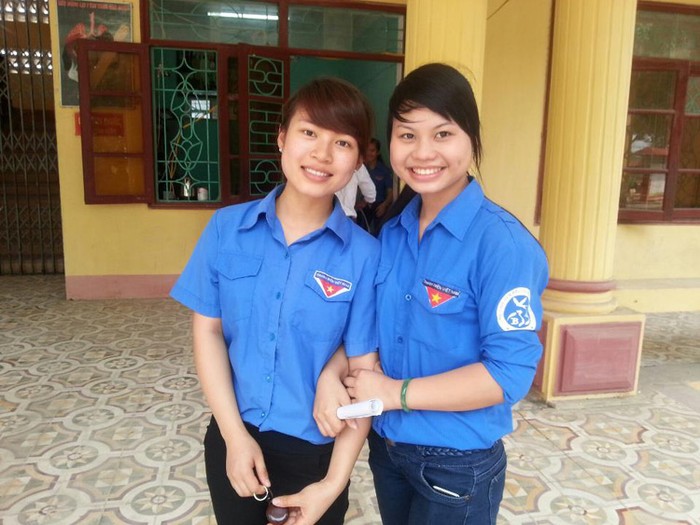 Nguyễn Thị Lệ Thu (bên phải) đang là sinh viên lớp Kế toán KT6A6, Trường Đại học Kinh tế Kỹ thuật Công nghiệp, hiện em cũng là thành viên trong Hội sinh viên Bắc Giang tại Hà Nội.